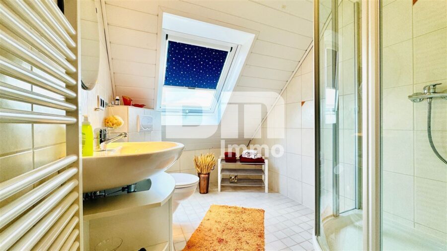 Ein bis Zweifamilienhaus mit 2 Terrassen, Garage und angelegtem Gartenbereich - DG Bad / Dusche / Handtuchwärmer